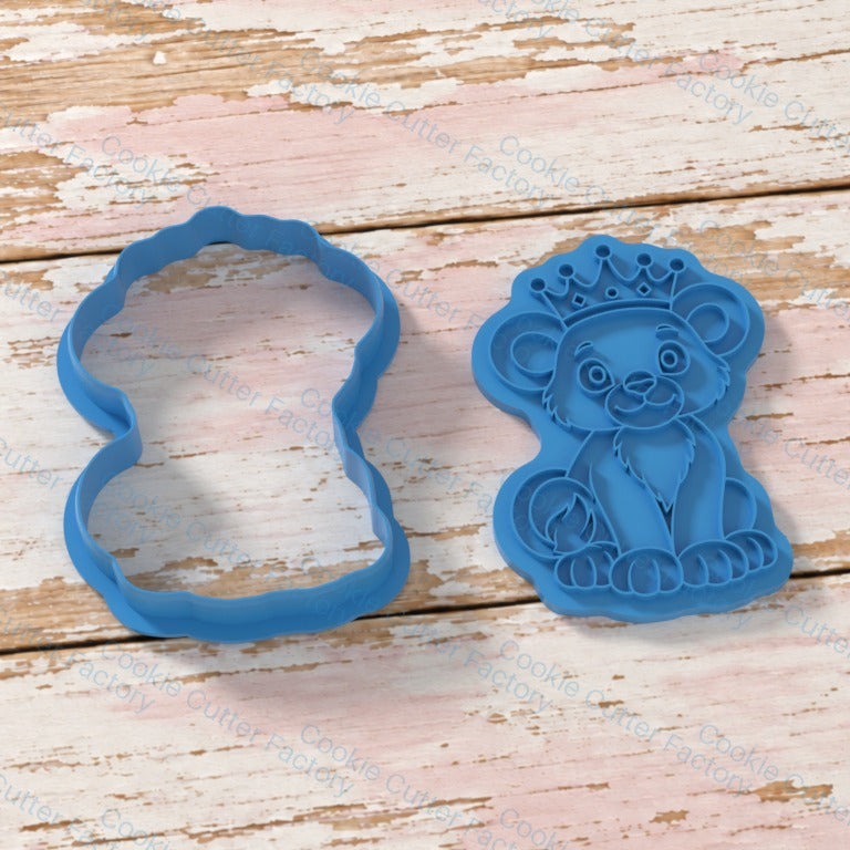 Sitting Lion Cub with Crown Cookie Cutter and Embosser Stamp | CCF_APPROVED_MEDIA_V1:2:ee83a746e7944fb6ee31d412338e0dc96ae493c89e3d3fd902f056ba216c6b59